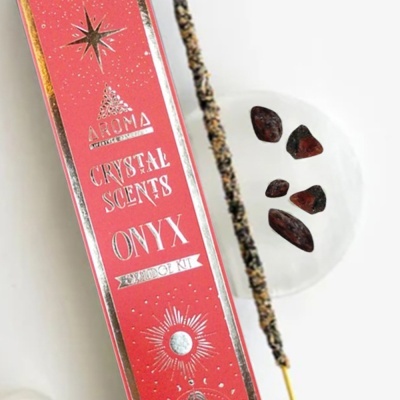 Kit de incenso Aroma Crystal Scents Onyx com pedras pretas.