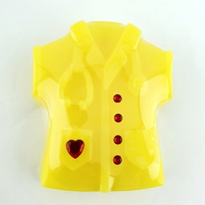 Broche amarelo em forma de colete com botões e coração vermelho