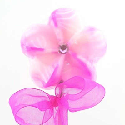 Flor decorativa rosa com laço de fita