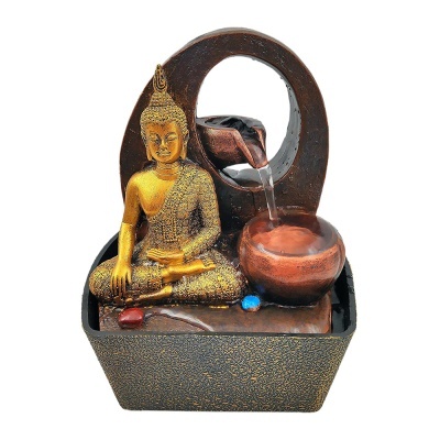 Fonte decorativa interior com Buda dourado sentado e água a cair numa cúpula castanha