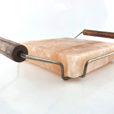 Prato quadrado de pedra de sal rosa com suporte metálico e pegas de madeira