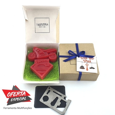 Conjunto presente com sabonetes vermelhos temáticos e cartão metálico multifunções em caixa de presente com etiqueta Dia do Pai