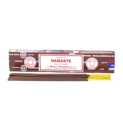 Incenso Satya Manaste com caixa castanha e texto vermelho e branco