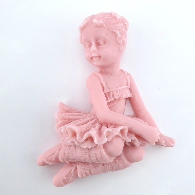 Estátua decorativa bailarina rosa com tutú e botas sentada.