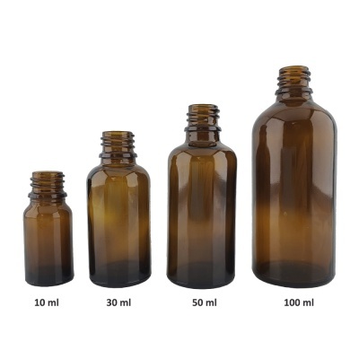 Frascos de vidro âmbar de 10 ml, 30 ml, 50 ml e 100 ml alinhados
