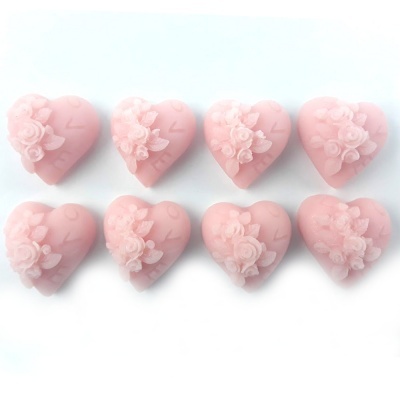 Oito sabonetes rosa em forma de coração com decoração floral