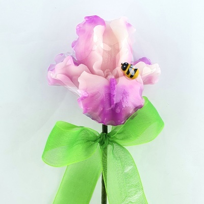 Flor artificial rosa e lilás com abelha decorativa e laço verde