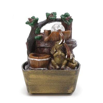 Fonte decorativa com elefantes, baldes e esfera de cristal