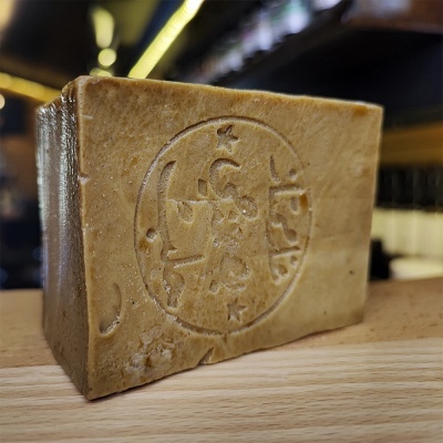 Sabonete retangular castanho claro com relevo redondo em madeira