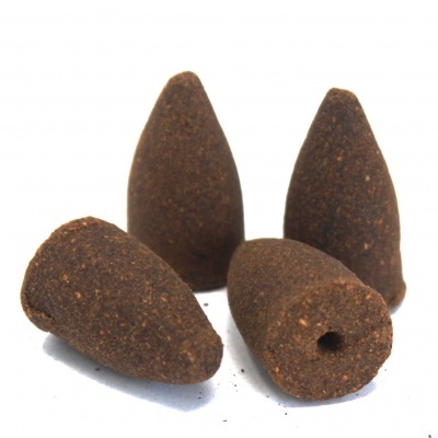 Cones de incenso castanhos com base perfurada em fundo branco