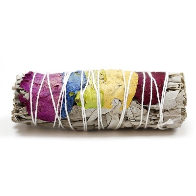 Feixe de sálvia branca seca com flores coloridas