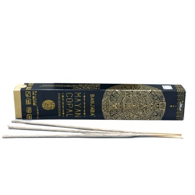 Caixa de incenso Mayan Copal com padrão dourado e varetas de incenso