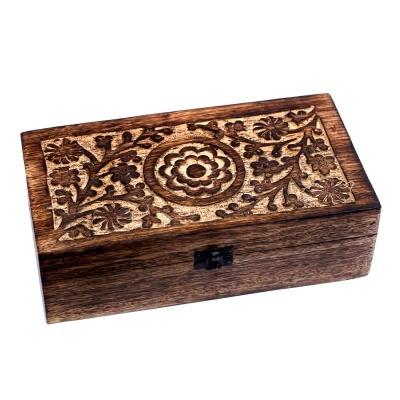 Caixa de madeira retangular entalhada com tampa floral e fecho metálico