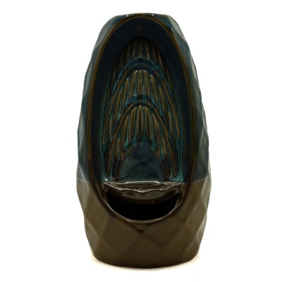 Peça de cerâmica vidrada verde e castanho com padrão geométrico