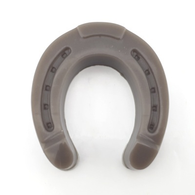 Objeto cinzento em forma de ferradura de plástico