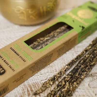 Sticks artesanais Tea Tree em embalagem de cartão com sticks ao lado