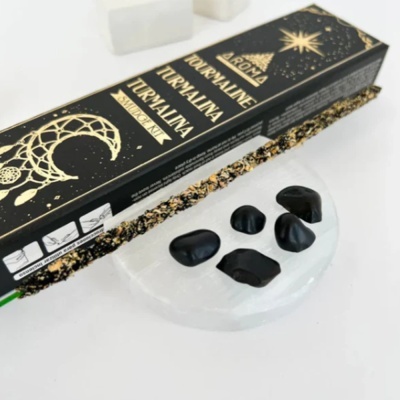 Kit de incenso Tourmaline com caixa preta e pedras pretas sobre pedra branca