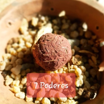 Bola de barro em vaso de barro com pedras e texto '7 Poderes'