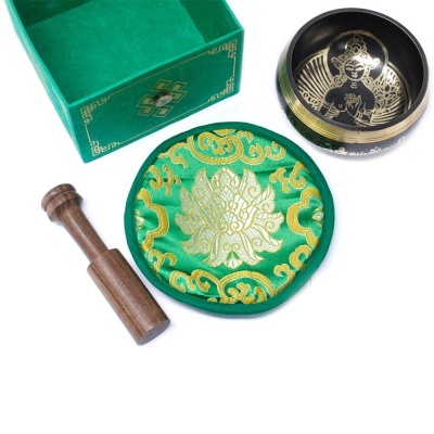 Conjunto com prato tibetano preto, almofada verde dourada, maço de madeira e caixa verde