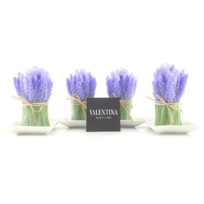 Arranjos de flores de lavanda em pratos brancos com cartão VALENTINA BODY CARE no centro