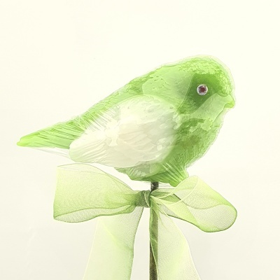 Pássaro decorativo verde e branco com fita verde em fundo branco