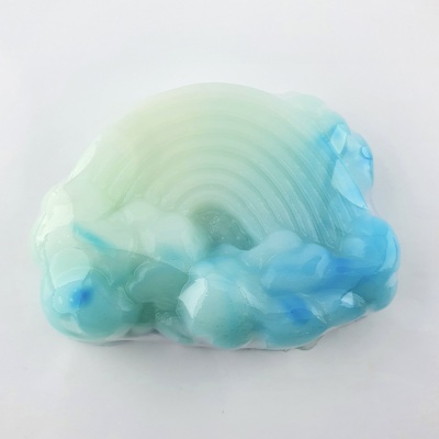 Sabonete em forma de nuvem azul, verde e branco com padrão de arco-íris