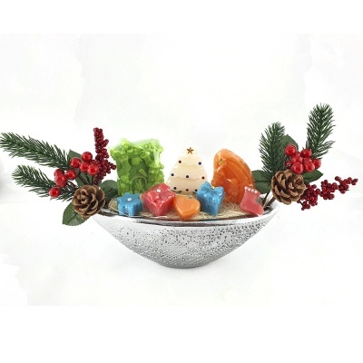 Arranjo decorativo com sabonetes coloridos, vela árvore de Natal e enfeites naturais em vaso prateado