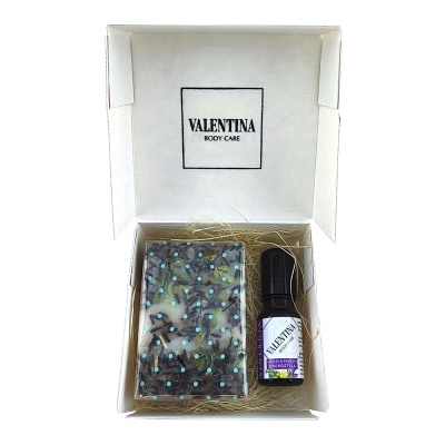 Caixa de presente aberta com sabonete decorado e frasco pequeno de óleo ou essência, marca VALENTINA BODY CARE