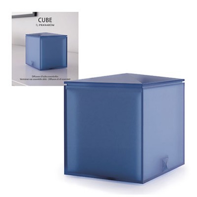 Difusor de óleo essencial azul em formato de cubo com embalagem ao fundo
