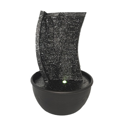 Fonte de água decorativa interior preta com texto rugoso e luz verde.