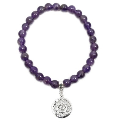 Pulseira de contas roxas com pendente prateado floral