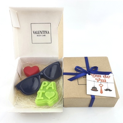 Caixa de presente com sabonetes em forma de óculos escuros, coração e letras PA I, com caixa fechada ao lado e etiqueta Dia do Pai.
