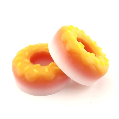 Brinquedos para cães em forma de donuts amarelos e laranja.