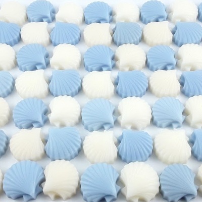 Sabonetes em forma de concha azuis e brancos alinhados em fileiras