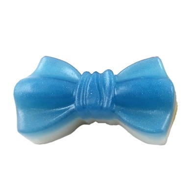 Gravata borboleta azul com base branca sobre fundo branco