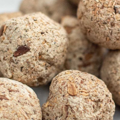 Bolas granuladas naturais bege com pontos castanhos