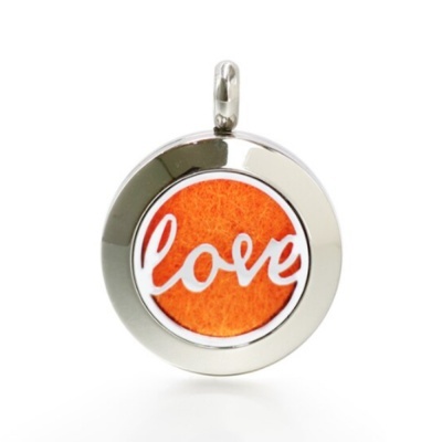 Medalhão pendente redondo com 'love' em metal branco e feltro laranja