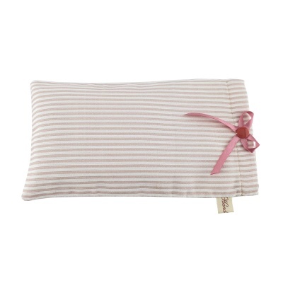 Almofada retangular bege e branco às riscas com fita rosa e etiqueta BE COZY