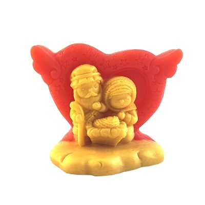 Figurinha da Sagrada Família em relevo dourado com fundo vermelho em forma de coração