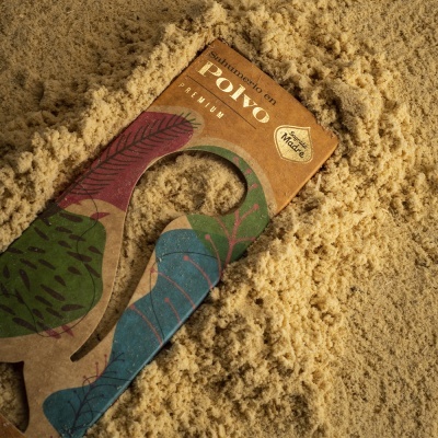 Pacote de suplemento em pó em areia com design colorido e texto visível