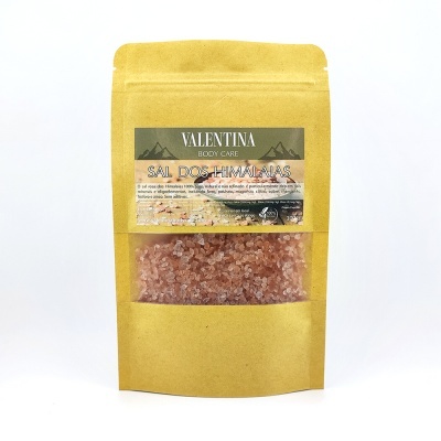 Embalagem amarela de sal dos Himalaias com etiqueta da marca Valentina Body Care