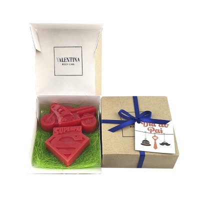 Conjunto de sabonetes vermelhos em caixa branca aberta e caixa castanha com laço azul e etiqueta Dia do Pai