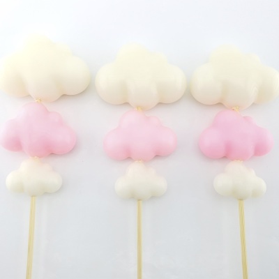 Espetos com nuvens brancas e rosa empilhadas sobre fundo branco
