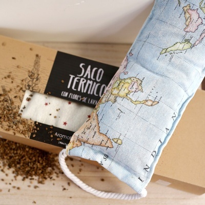 Saco térmico azul claro com estampa de mapa mundi e caixa de cartão com etiqueta preta