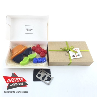 Caixa de presente aberta com acessórios coloridos em palha, caixa fechada com fita verde, fundo branco, texto Oferta Especial