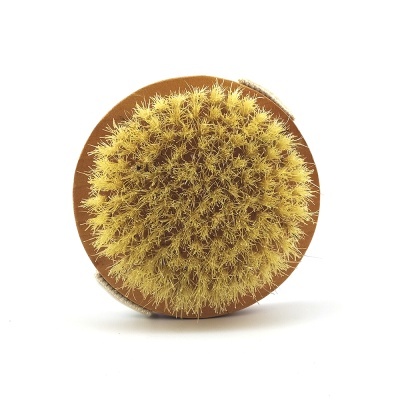 Escova redonda de madeira com cerdas amarelas e alça de corda