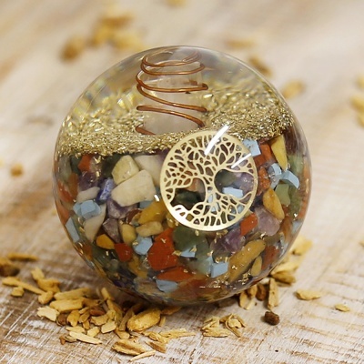 Esfera decorativa transparente com pedras coloridas e desenho de árvore