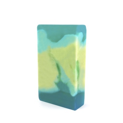 Sabonete retangular azul, verde e amarelo com padrão marmoreado sobre fundo branco