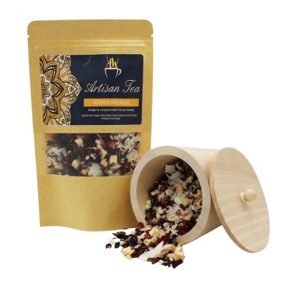 Pacote de chá artesanal e caixa de madeira com mistura de chá colorida