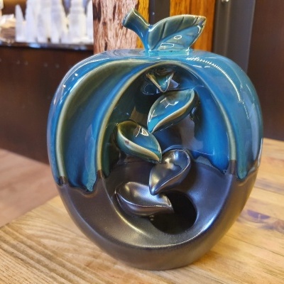 Vaso decorativo em cerâmica azul e preto em forma de maçã